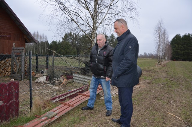 Wilki podchodzą pod ogrodzenie i mają tyle siły, że są w stanie wyciągnąć siatkę i zrobić w niej dziurę - pokazuje Eugeniusz Lisowski (z lewej), mieszkaniec Narewki