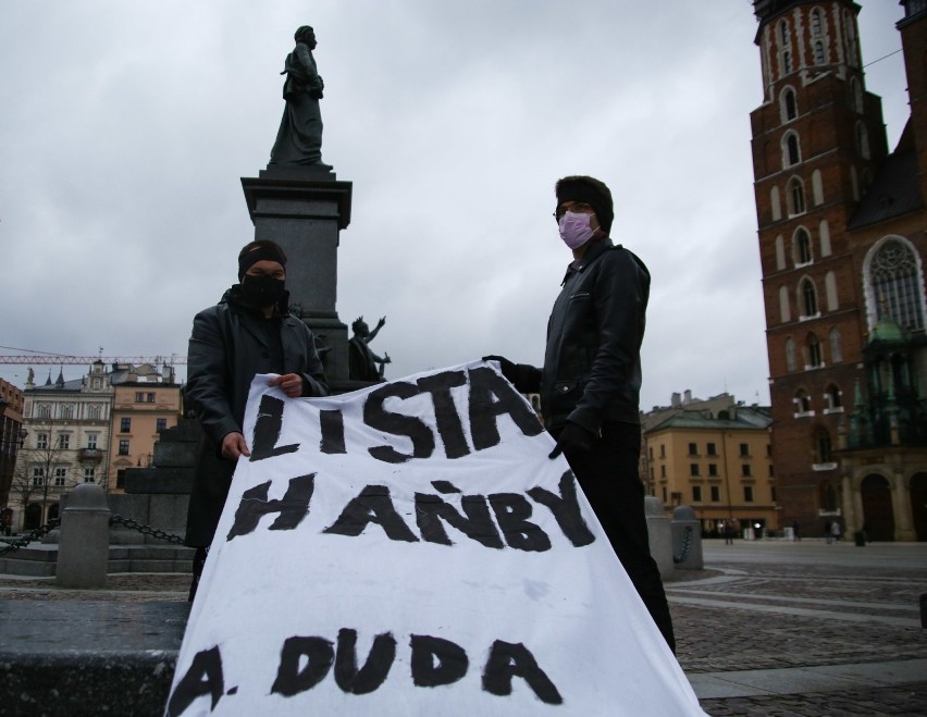 Kraków. Demonstrowali na Rynku Głównym przeciwko rządzącym politykom [ZDJĘCIA]