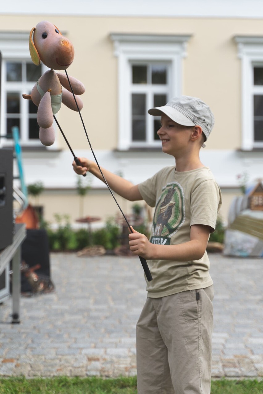 Podlaskie zasilane kulturą. Objazdowe przedstawienie przyciągnęło tłumy [zdjęcia]