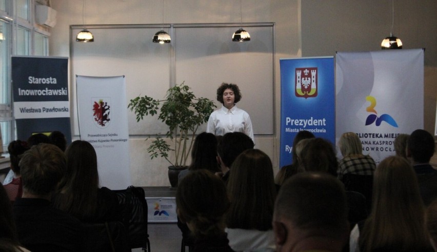 Finaliści w Inowrocławiu prezentowali wiersze Krzysztofa...