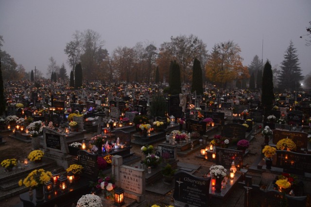 Podobnie jak w latach poprzednich, tak i w tym roku zorganizowany zostanie ruch przy sępoleńskich cmentarzach w dniu Wszystkich Świętych. 1 listopada dostępna będzie także komunikacja miejska, dowożąca mieszkańców do nekropolii.
