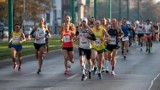 Poznań Maraton 2023: Duże utrudnienia w ruchu i zmiany w komunikacji miejskiej. Tysiące biegaczy opanują miasto!