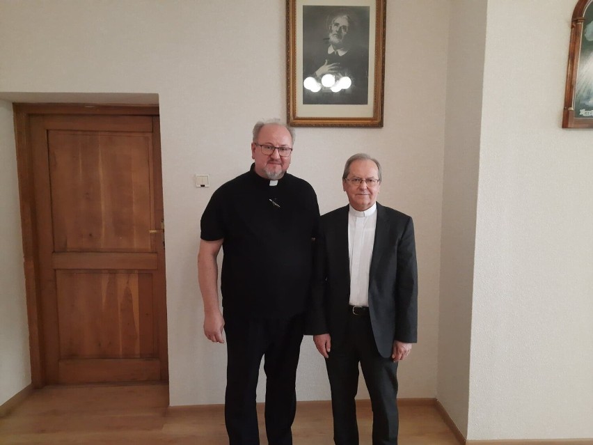 Od lewej: ksiądz Piotr Karasek, przełożony Kongregacji...