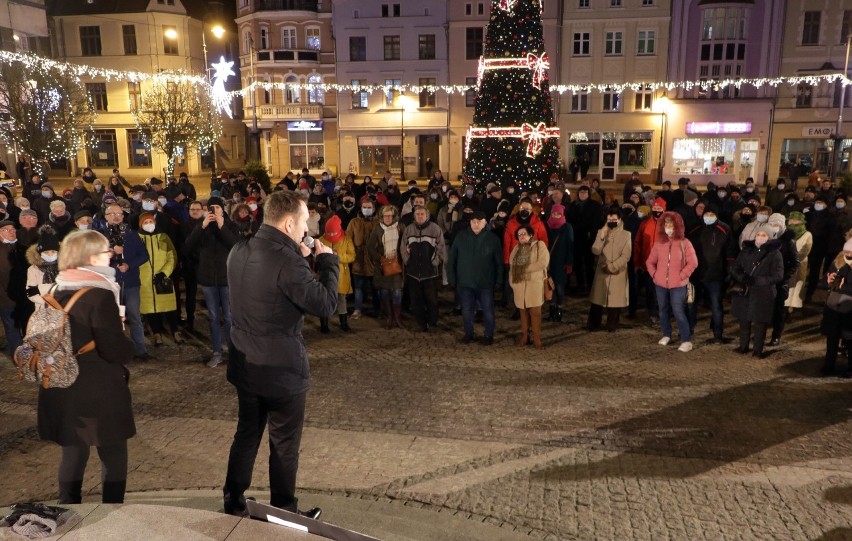 Ponad trzysta osób brało udział w proteście na Rynku w...