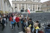 Na Placu Świętego Piotra spacerują pielgrzymi. Wielu chce wejśc do Bazyliki [ZDJĘCIA]