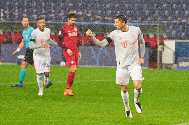 Robert Lewandowski (z prawej) podczas wtorkowego, wyjazdowego meczu Ligi Mistrzów z FC Salzburg, w którym strzelił dwie bramki