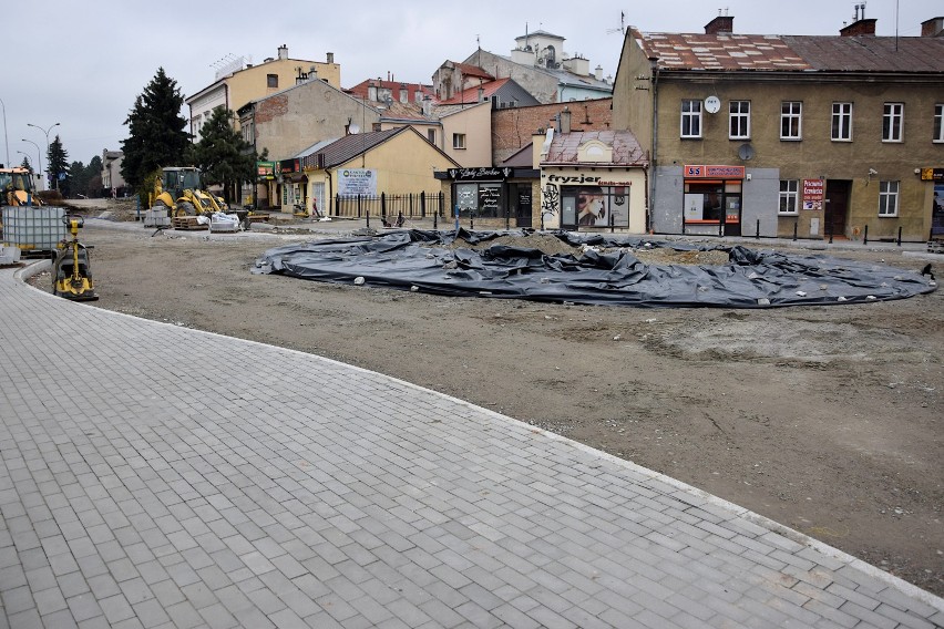 W centrum Jarosławia trwa przebudowa jednego ze skrzyżowań. Budują tam rondo [ZDJĘCIA]