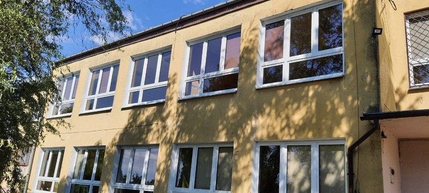 Gmina Dobrzyca zrealizowała remont elewacji frontowej budynku Szkoły Podstawowej w Galewie