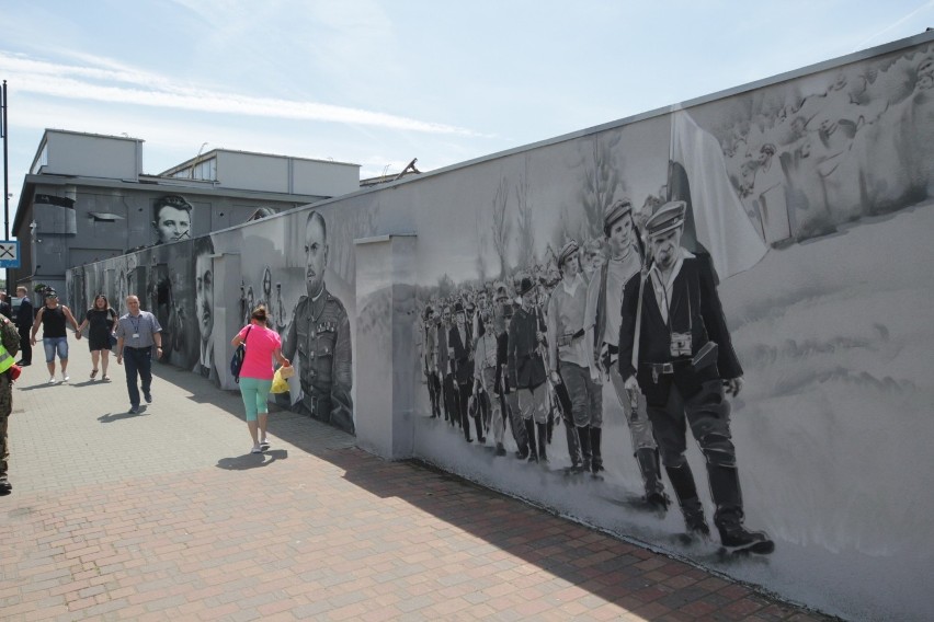 Siemianowice Śląskie. Odsłonięto mural upamiętniający powstania śląskie. Autorem malunku jest Wojciech Walczyk