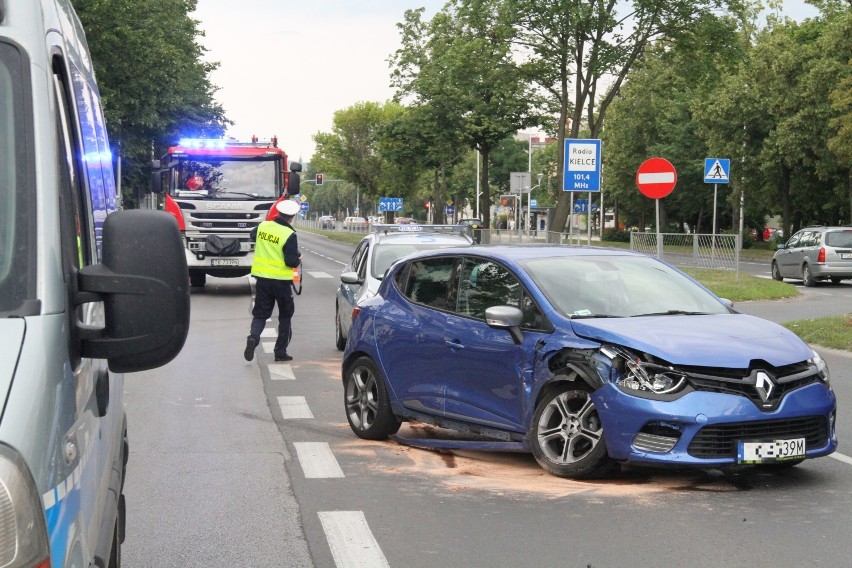 Wypadek na ulicy Warszawskiej w Kielcach. Auto na drzewie!
