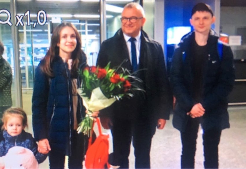 Nasi rodacy z Kazachstanu są już w Polsce i jadą do domu, który czeka w Gniewkowie [zdjęcia]