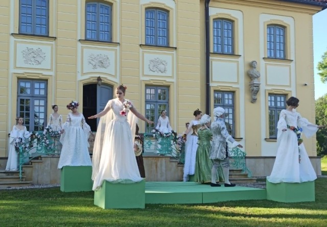 Drugim wydarzeniem z cyklu Muzyka w Pałacu na Wodzie, będzie spektakl taneczny Gry i zabawy dworskie w wykonaniu zespołu Capella Antiqua Bialostociensis. 

W niedzielę 31 lipca, o godz. 16:00, w Muzeum Wnętrz Pałacowych w Choroszczy, będzie można podpatrzeć jak wyglądały wybrane zabawy w XVIII wieku.
