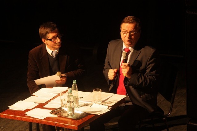 Ryszard Mach (z prawej) odpowiada na pytania mieszkańców. Obok Wojciech Pacula z Polskiego Radia Katowice, który prowadził spotkanie.