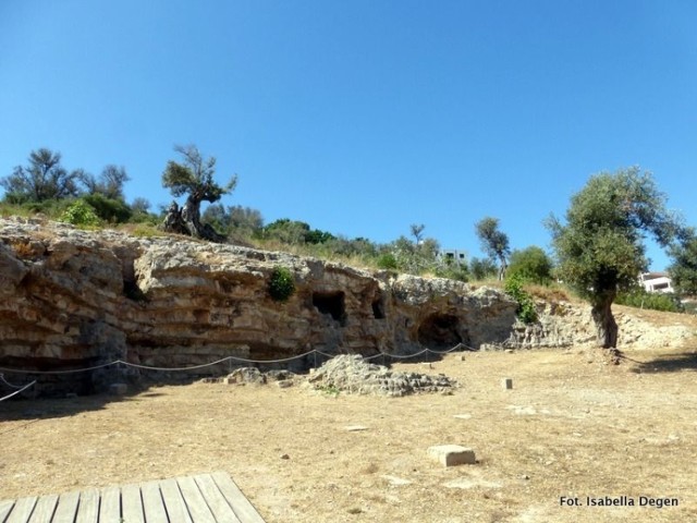 Na wyspie znajdują się liczne wykopaliska archeologiczne, cmentarzyska dawnych cywilizacji. 
Teren ten to nekropolia Puig des Molins. Historia muzeum i wykopalisk sięga roku 1929. Muzeum udostępniono dopiero w 1968 roku. Fot.Isabella Degen