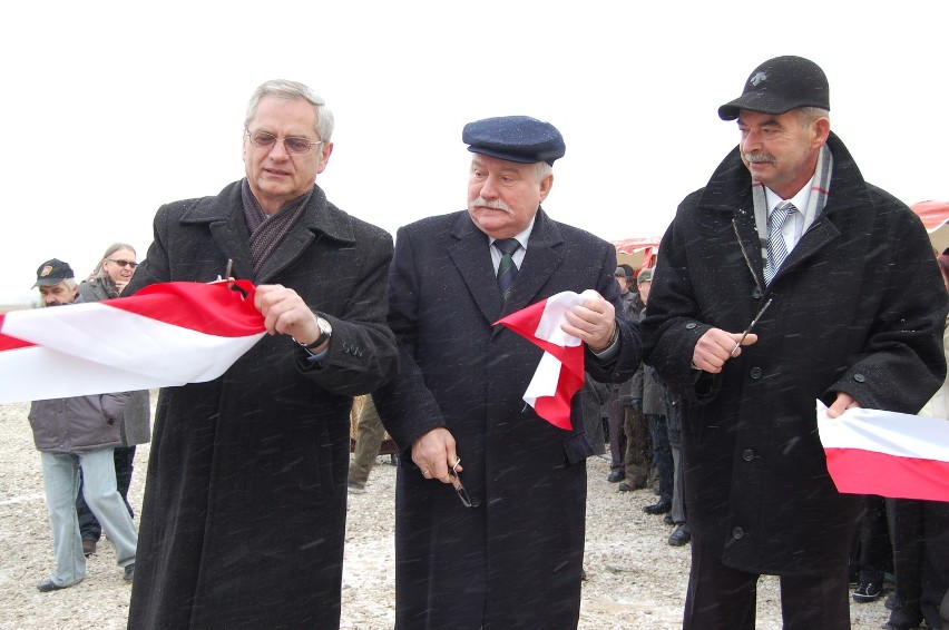 Lech Wałęsa otworzył dziś hodowlę żubrów w Człuchowie