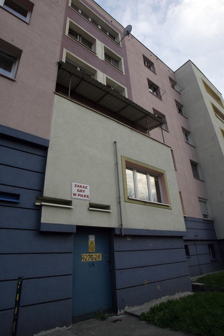 Legnica: Dziecko, które wypadło przez okno na Daszyńskiego, w szpitalu walczy o życie
