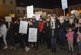 Protest kobiet w Kościanie. Dzień trzeci i coraz więcej protestujących [ZDJĘCIA]