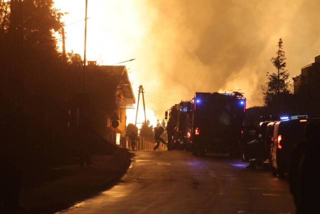 Strumienie ognia buchały na wysokość kilkudziesięciu metrów. Łuna była widoczna z wielu kilometrów. Jak donoszą czytelnicy, m.in. z Poznania, Rokietnicy czy Obornik. 

Czytaj więcej