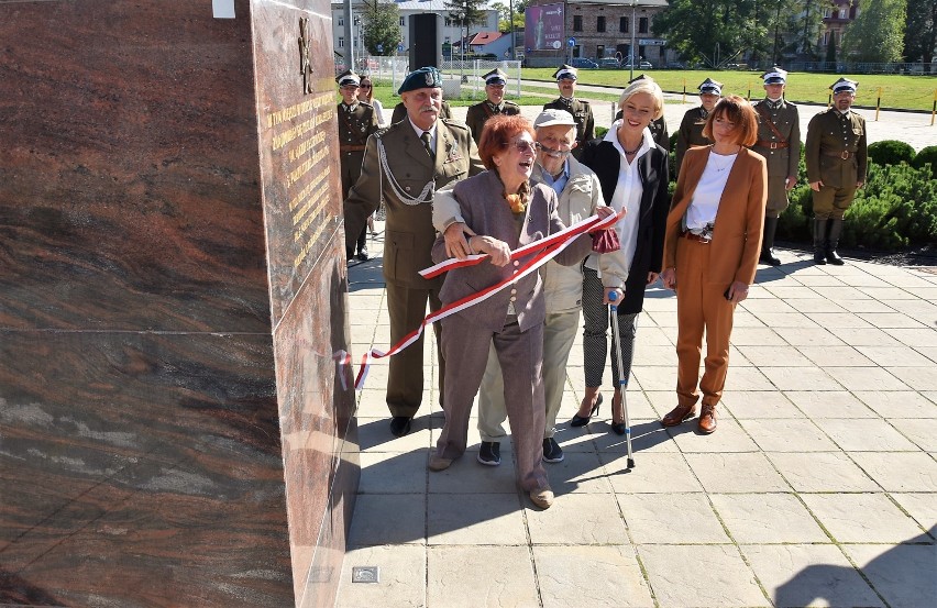 Uroczystość odsłonięcia tablicy pamiątkowej na dziedzińcu...