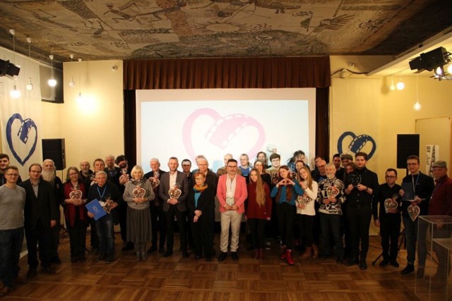 Po raz 20. w Oświęcimskim Centrum Kultury odbywa się Międzynarodowy Festiwal Filmów Nieprofesjonalnych "Kochać człowieka". Na zdjęciu laureaci festiwalu sprzed dwóch lat