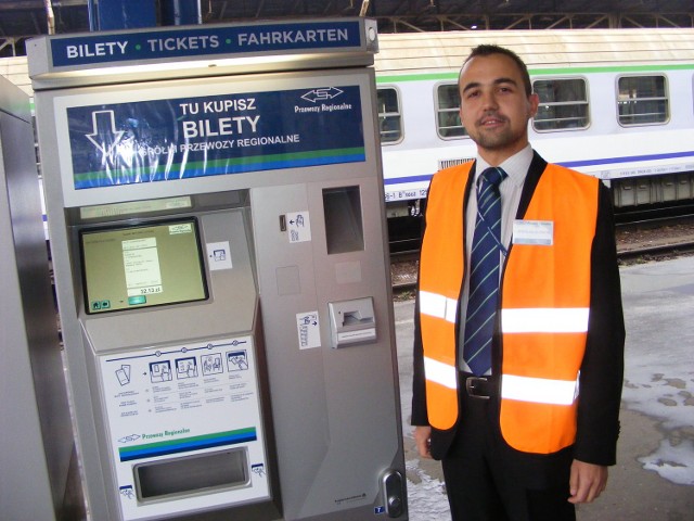 Mariusz Herchold będzie w środę pomagał pasażerom kupować bilety w automatach  znajdujących się na peronach