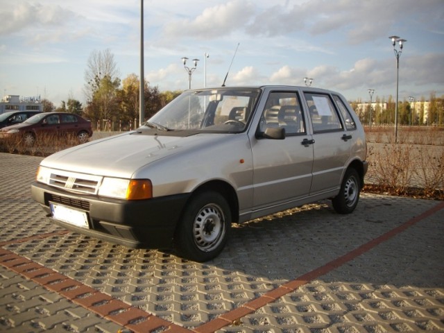 Fiat Uno został skradziony we wtorek 11 marca na Piątkowie.