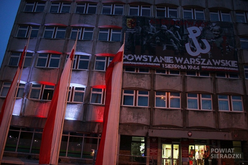 Powstanie Warszawskie 2019 w Sieradzu. Starostwo Powiatowe zostało oświetlone w biało-czerwonych barwach (zdjęcia)