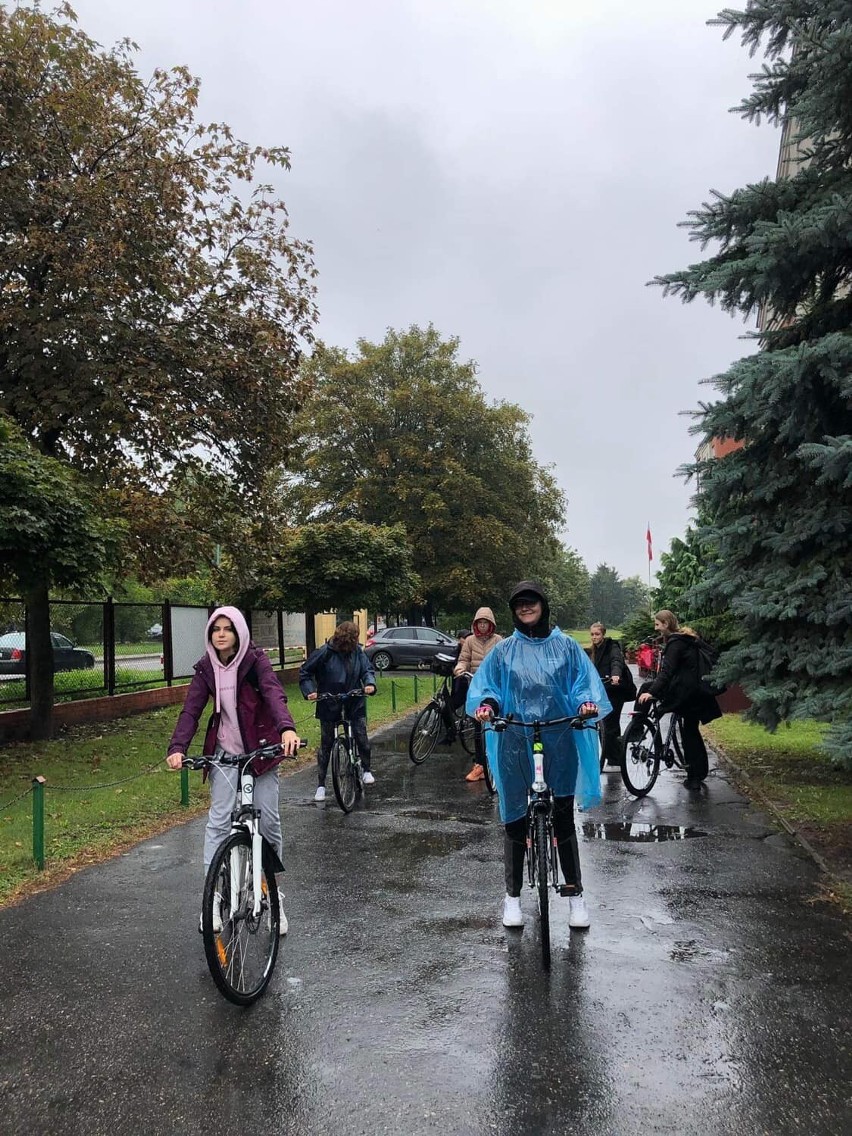 Deszcz nie przeszkodził im w integracji. Uczniowie II LO wybrali się na rajd rowerowy. Zobacz zdjęcia