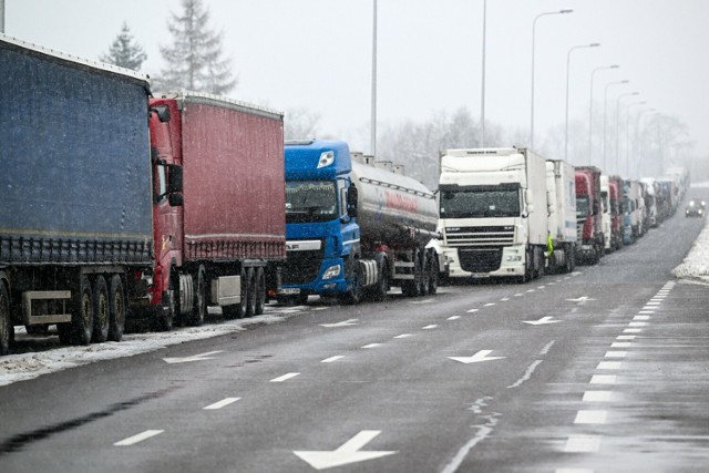 Ciężarówki na obwodnicy Przemyśla, 7 bm. których kierowcy oczekują na przekroczenie polsko-ukraińskiego przejścia granicznego w Medyce, 7 bm. Kolejki to skutek trwającego protestu przewoźników i rolników