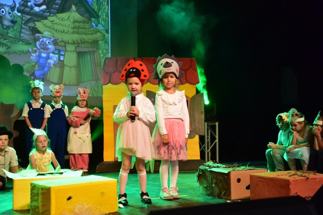 Przedstawienie o trzech małych świnkach na scenie ŻDK w wykonaniu pięcioletnich aktorów z Przedszkola Miejskiego nr 1 w Żninie.