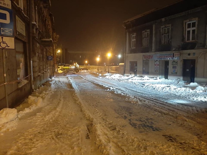 Akcja wywożenia śniegu z ulic Mniszej i Smolki.