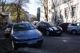 Kraków: parkujący na Lea blokują chodniki. Urzędnicy: w tym miejscu będzie parking [ZDJĘCIA]