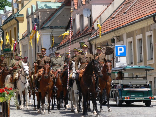 Uroczystość rozpoczął przemarsz wojsk i wjazd konno  ułanów na sandomierski Rynek.