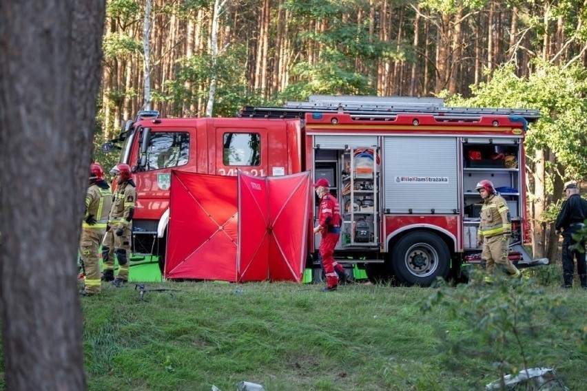 Śmierć na miejscu poniósł młody, 21-letni kierowca, który...