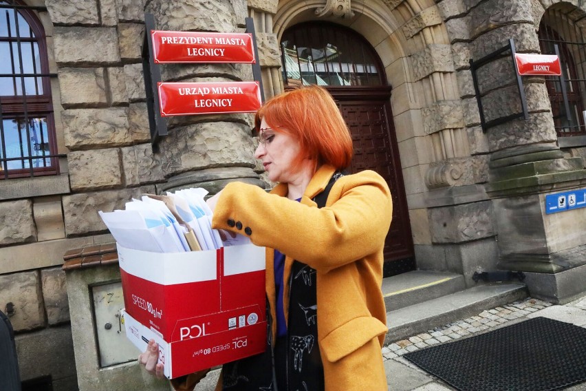 350 podań o podwyżkę płac przyniosły pracownice MOPS do magistratu w Legnicy