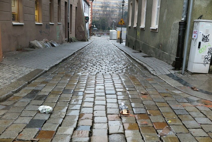 Puste ulice Opola w poranek Nowego Roku.