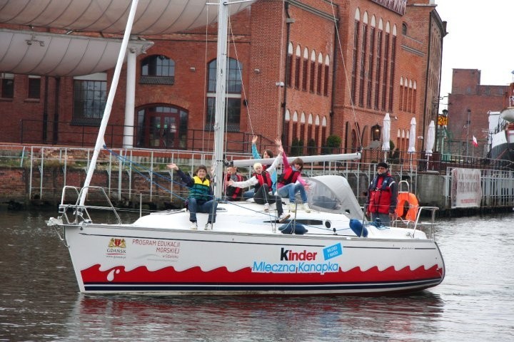 W Gdańsku Mateusz Kusznierewicz  uczy dzieci pływać na jachtach