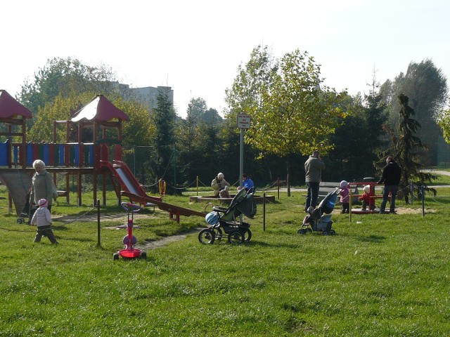 Z jednej z kamer doskonale widać plac zabaw przy deptaku i boisko Orlik