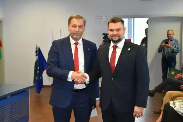 Dawid Jereczek, nowy burmistrz Kościerzyny złożył ślubowanie podczas sesji Rady Miasta. Tym samym oficjalnie objął urząd i zastąpił na tym stanowisku Michała Majewskiego.