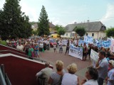 Pikieta w Opolu Lubelskim. Mieszkańcy protestowali przeciwko łączeniu szkół (FOTO)