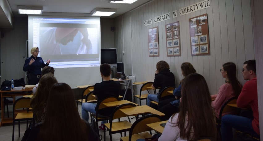 Rozmowa o cyberprzemocy. Spotkanie policjantów z uczniami I LO w Koszalinie