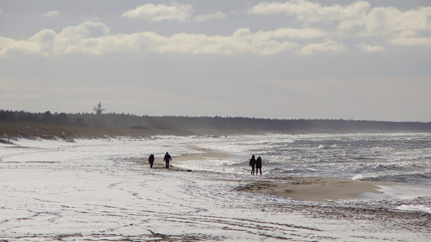 Zimowe Darłówko 2021. Zaśnieżona plaża i kładka przyrodnicza [zdjęcia]