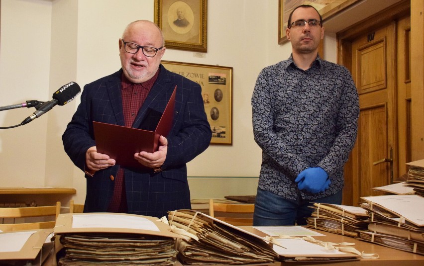 Zamek Kamieniec odkrywa swoje tajemnice. Muzeum Podkarpackie w Krośnie kupiło wyjątkowe archiwum zamkowe od rodziny Starowieyskich [ZDJĘCIA]