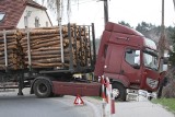 Wypadek w Krajniku Dolnym. TIR złapał &quot;gumę&quot; i wypadł z drogi [ZDJĘCIA]