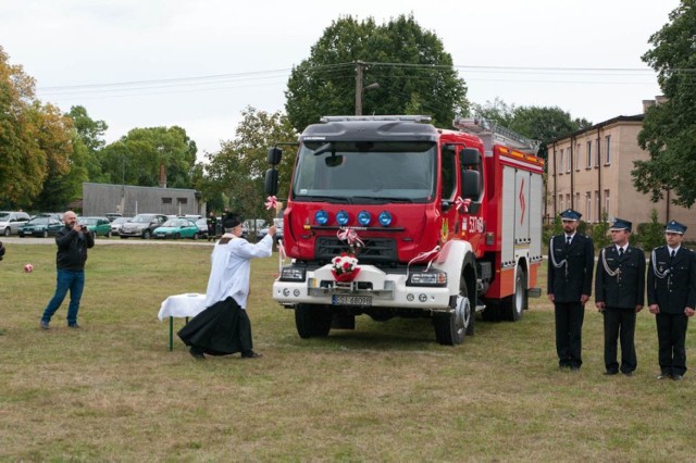 Nowy wóz strażacki o wartości ponad 800 tys. zł trafił do jednostki Ochotniczej Straży Pożarnej w Kuźnicy Błońskiej w gminie Klonowa.