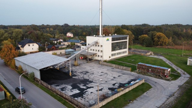 Plac przy ciepłowni w Zawadzkiem jest niemal pusty. Tymczasem sezon grzewczy się dopiero rozpoczął.