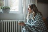 Kobiety naprawdę odczuwają zimno bardziej niż mężczyźni! Poznaj 4 choroby, które wiążą się z uczuciem zimna. Co zrobić, aby się rozgrzać?