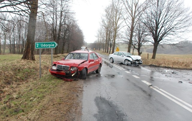 W sobotę w Niezabyszewie - nietrzeźwy kierowca Mercedesa 190 (2,4 promila) - mieszkaniec powiatu bytowskiego - na skrzyżowaniu drogi krajowej nr 20 z drogą gruntową prowadzącą z m. Udorpie wymusił pierwszeństwo przejazdu jadącemu od strony Bytowa pojazdowi Alfa Romeo kierowanemu przez mieszkańca powiatu szczecineckiego i doprowadził do zderzenia obu pojazdów.