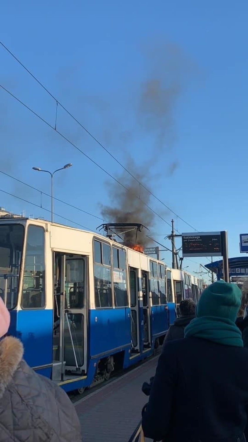 Na ulicy Kuklińskiego płonął tramwaj. Zapalił się pantograf