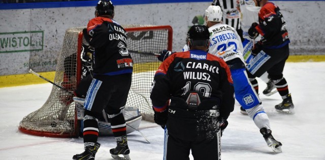 Pierwszy mecz ćwierćfinału hokejowego play-off; Re-Plast Unia Oświęcim - Ciarko STS Sanok 2:1. Na zdjęciu: Aleksander Strielcow strzela pierwszą bramkę dla Unii.